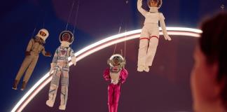 Exposición sobre la muñeca Barbie en Londres, con el modelo que viajó al espacio