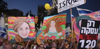 Miles de judíos y palestinos piden el fin de la guerra en Gaza durante un acto en Tel Aviv