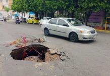 Omisión del SIAPA causa inundación en viviendas y socavón en la colonia Lomas de San Lorenzo