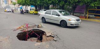 Omisión del SIAPA causa inundación en viviendas y socavón en la colonia Lomas de San Lorenzo