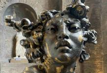 Las obras de IA del mexicano Javier Marín conviven con las estatuas de la Antigua Roma