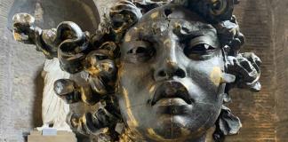 Las obras de IA del mexicano Javier Marín conviven con las estatuas de la Antigua Roma