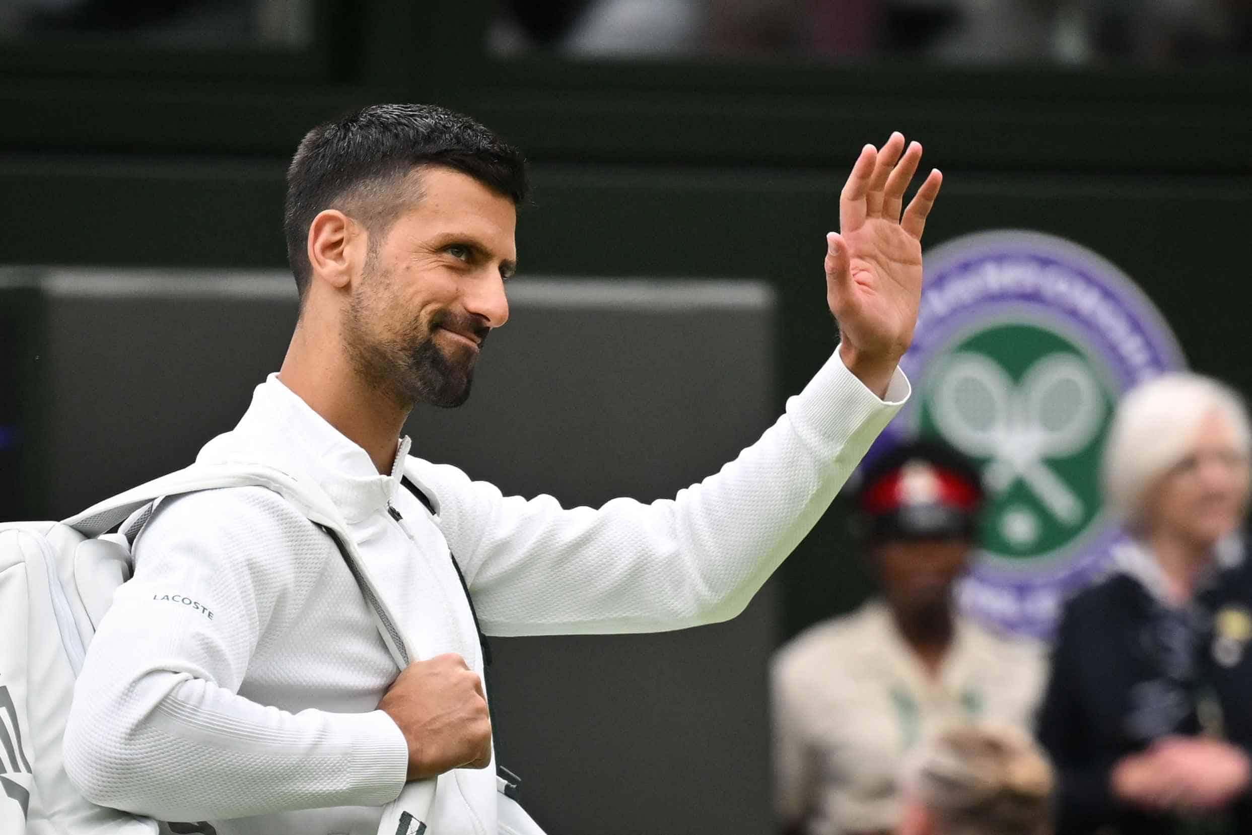 Djokovic debuta en Wimbledon con autoridad tres semanas después de su operación