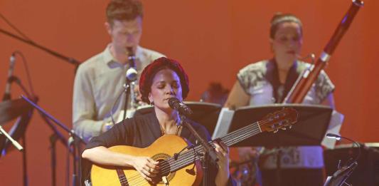 Natalia Lafourcade saca a bailar a los géneros latinos en la Riviera Maya de México