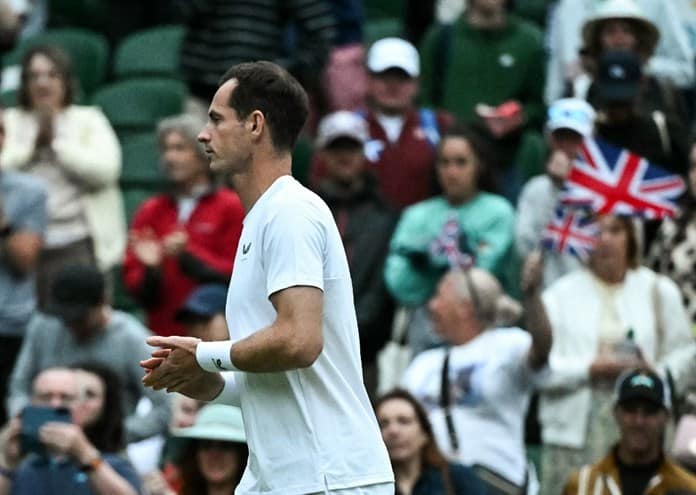 Djokovic sufre para acceder a tercera ronda en Wimbledon, Swiatek sin apuros