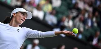 Djokovic sufre para acceder a tercera ronda en Wimbledon, Swiatek sin apuros
