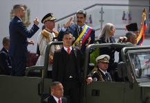 Maduro defiende su posición como jefe de la Fuerza Armada, cortejada por oposición