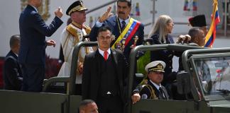 Maduro defiende su posición como jefe de la Fuerza Armada, cortejada por oposición