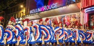 El Moulin Rouge saca el cancán a la calle para festejar sus nuevas aspas