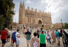 España espera un récord de turistas en verano en un momento de malestar de la población