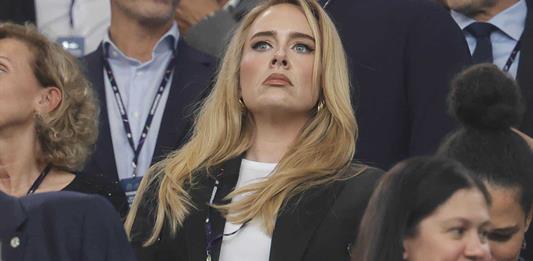 ¿Una canción de Adele rinde homenaje a Charlie Kirk? Otro caso de excesos de la IA