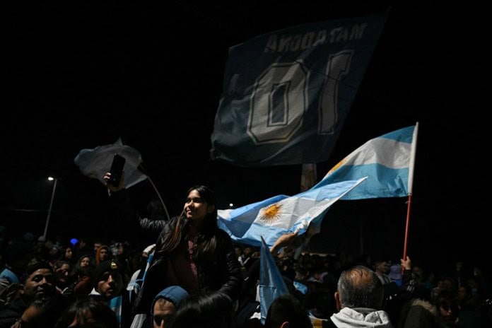 Aficionados reciben en Buenos Aires a Argentina, flamante bicampeón de América