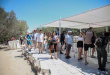 Decepción entre los turistas frente a la Acrópolis de Atenas cerrada por una ola de calor