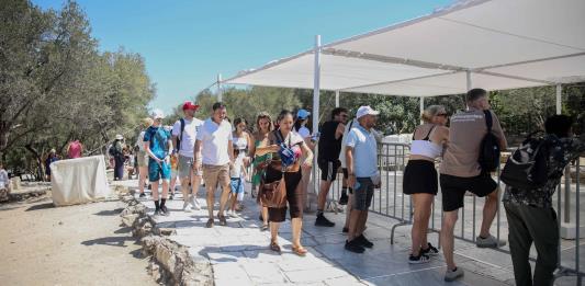 Decepción entre los turistas frente a la Acrópolis de Atenas cerrada por una ola de calor