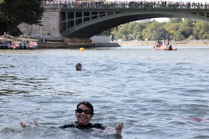 La alcaldesa de París se baña por fin en el Sena a nueve días de los Juegos