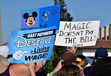 Trabajadores de Disneylandia amenazan con una huelga por sus salarios