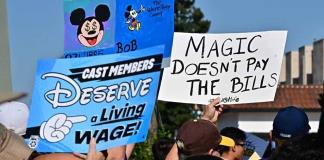 Trabajadores de Disneylandia amenazan con una huelga por sus salarios