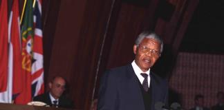 Nelson Mandela, el hombre que olvidó sus gafas dentro de la cárcel al ser liberado