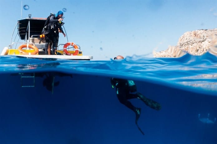 Chipre instala el primer vivero flotante de coral del Mediterráneo