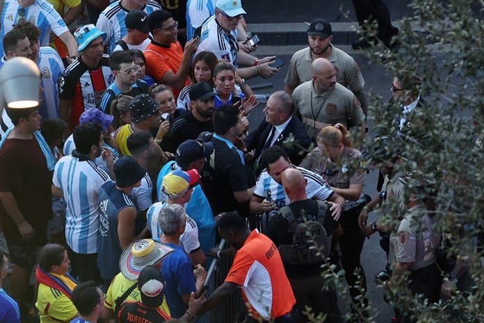 Aficionados demandan a organizadores de final de la Copa América por caos en el estadio