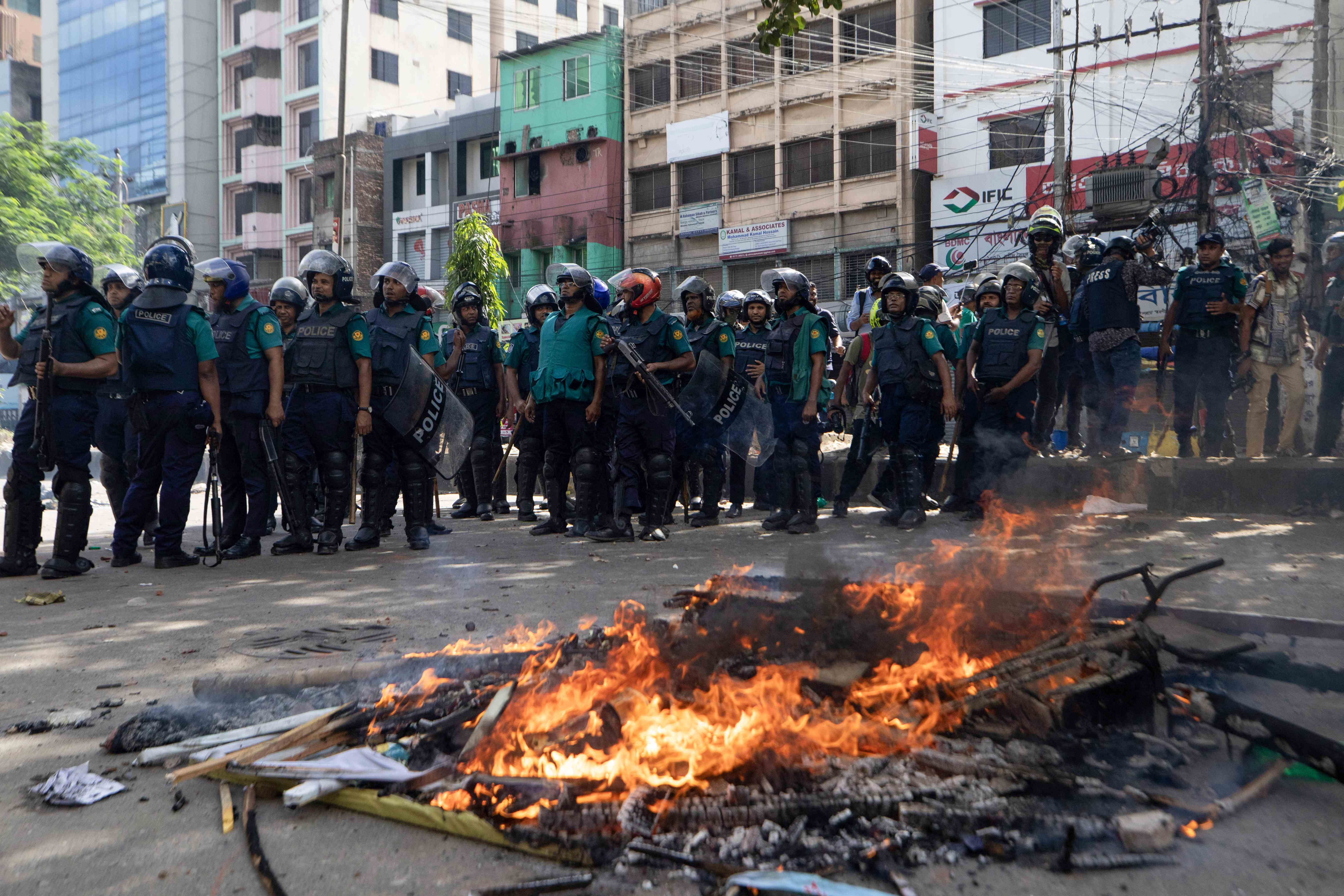 Bangladés decreta toque de queda y despliega a militares tras ola de protestas que deja más de 100 muertos