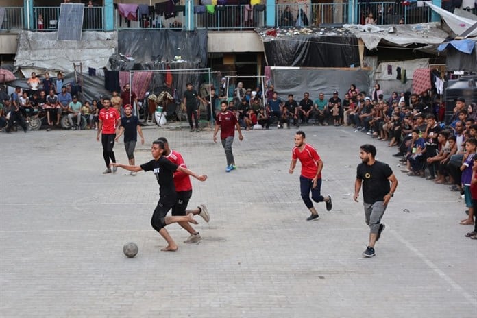 Amamos la vida: futbolistas del norte de Gaza juegan al fútbol a pesar del hambre y la sed