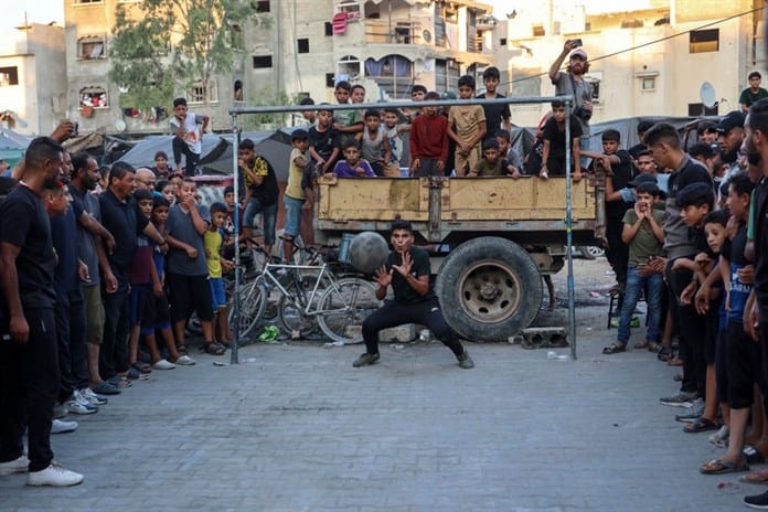 Amamos la vida: futbolistas del norte de Gaza juegan al fútbol a pesar del hambre y la sed