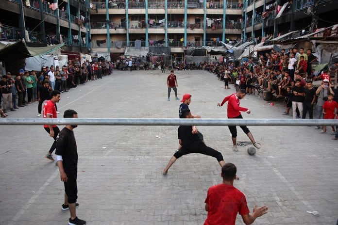 Amamos la vida: futbolistas del norte de Gaza juegan al fútbol a pesar del hambre y la sed