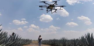 Agrotecnología china revitalizó campos de mi familia, asegura piloto mexicana de drones agrícolas