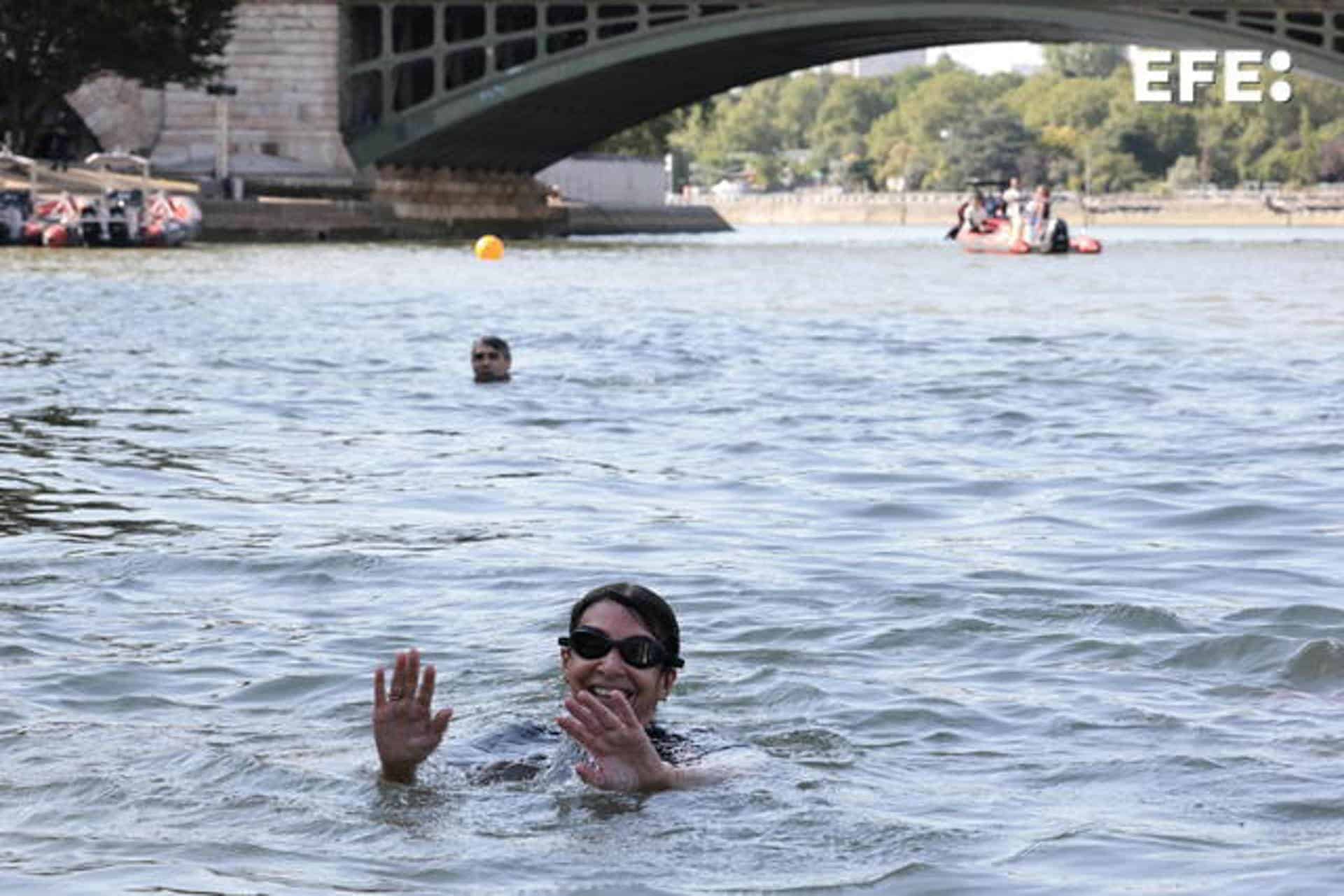 El agua del Sena no era apta cuando la alcaldesa de París se bañó para demostrar que sí