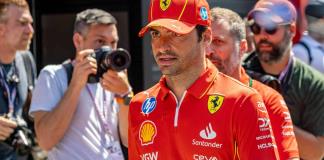 Sainz cree Hamilton puede hacer más fuerte a Ferrari