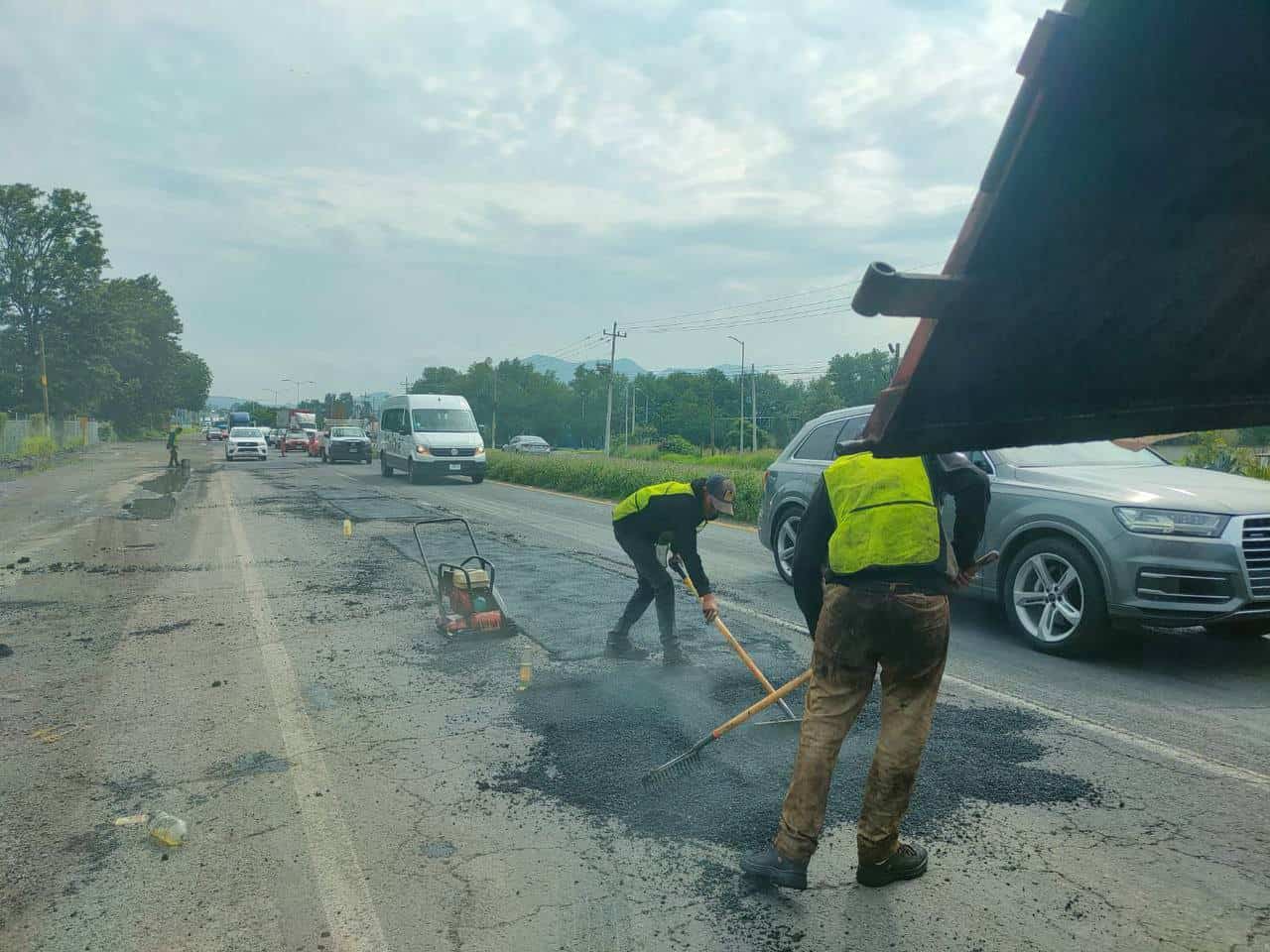 Inicia bacheo hacia a Morelia; Alfaro va a CDMX a tratar asunto de carreteras