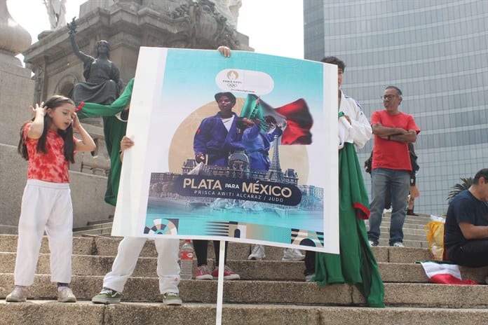 Decenas de mexicanos celebran en el Ángel de la Independencia histórica medalla de Awiti