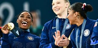 Simone Biles conduce a EEUU al oro por equipos en gimnasia de París-2024