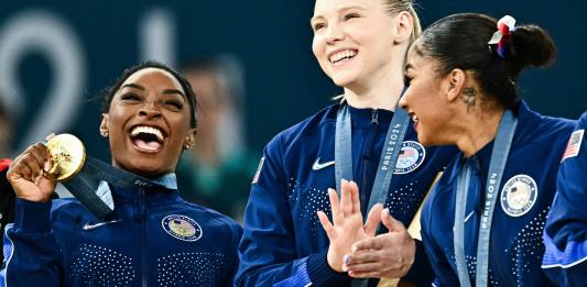 Simone Biles conduce a EEUU al oro por equipos en gimnasia de París-2024