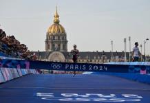 La francesa Beaugrand gana el triatlón femenino, primera prueba olímpica en el Sena