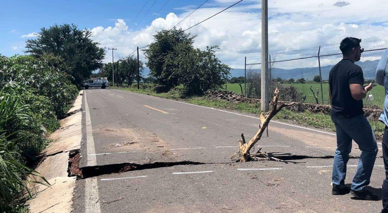 Se abre grieta sobre carretera a Cuyacapan, delegación de Atoyac