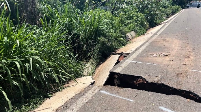 Se abre grieta sobre carretera a Cuyacapan, delegación de Atoyac