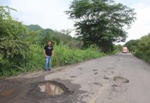 Habitantes de Casimiro Castillo intervienen carretera federal abandonada