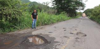 Habitantes de Casimiro Castillo intervienen carretera federal abandonada