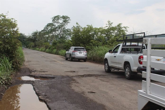 Habitantes de Casimiro Castillo intervienen carretera federal abandonada