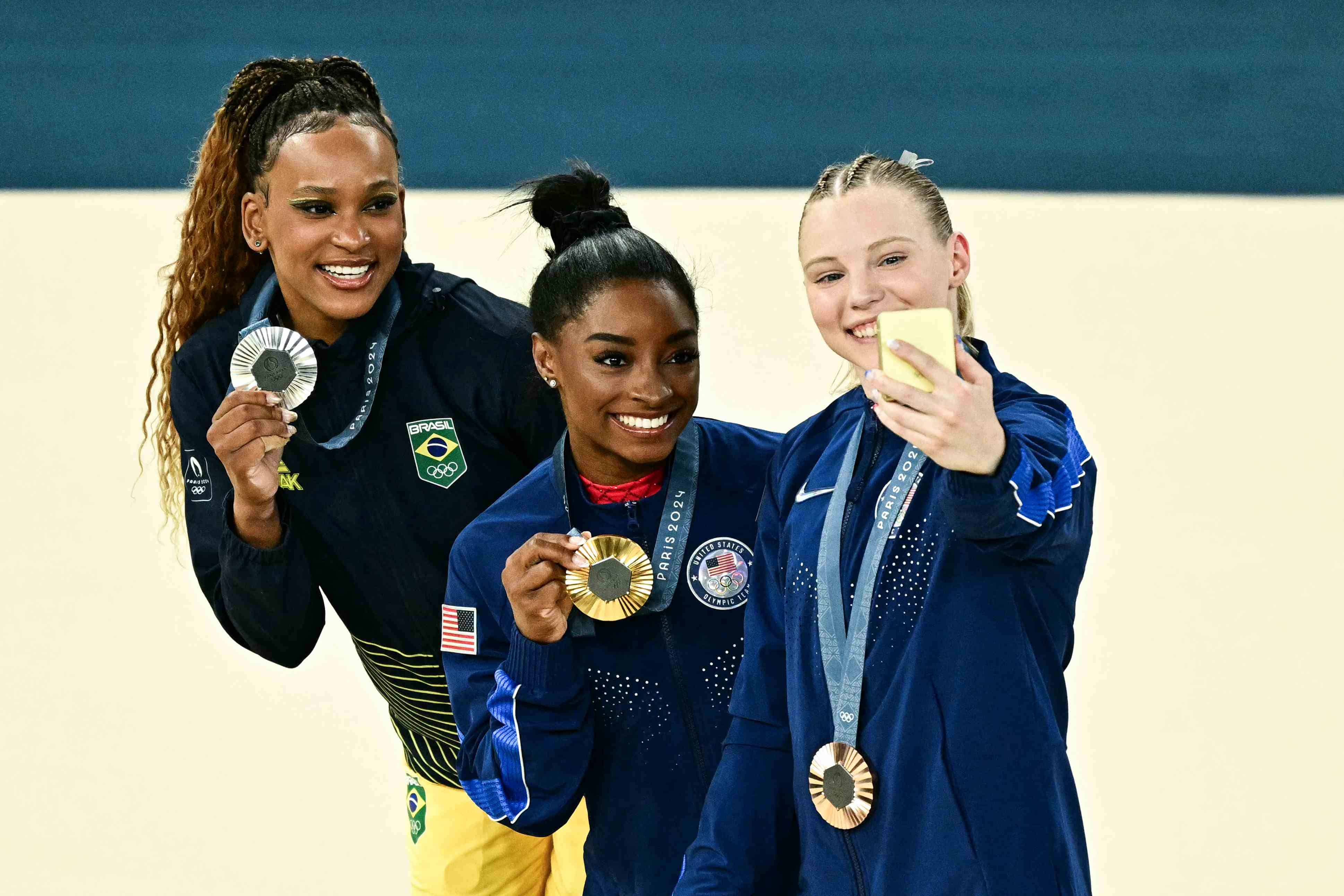 Simone Biles gana el oro en salto, su tercero en París-2024, seguida de Rebeca Andrade