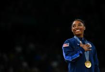 Simone Biles gana el oro en salto, su tercero en París-2024, seguida de Rebeca Andrade