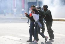 Venezolanos detenidos en protestas tras comicios son acusados de terrorismo, según una ONG