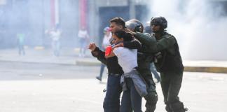 Venezolanos detenidos en protestas tras comicios son acusados de terrorismo, según una ONG