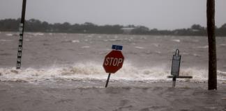 Tormenta tropical Debby amenaza con inundaciones catastróficas a su paso por Florida