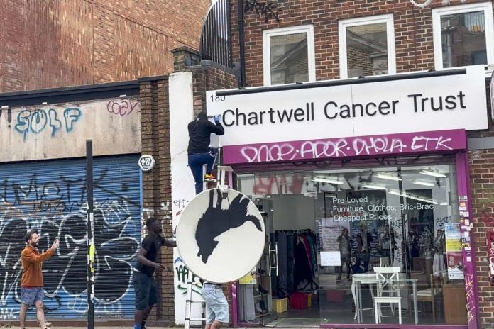 La obra de Banksy que no duró ni una hora en pie o la crónica de un robo anunciado