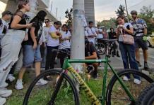 Instalan una bici blanca en recuerdo de la ciclista Adela Margarita, atropellada en Arcos de Zapopan