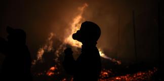 Primeros progresos de los bomberos griegos en su lucha contra el incendio cerca de Atenas