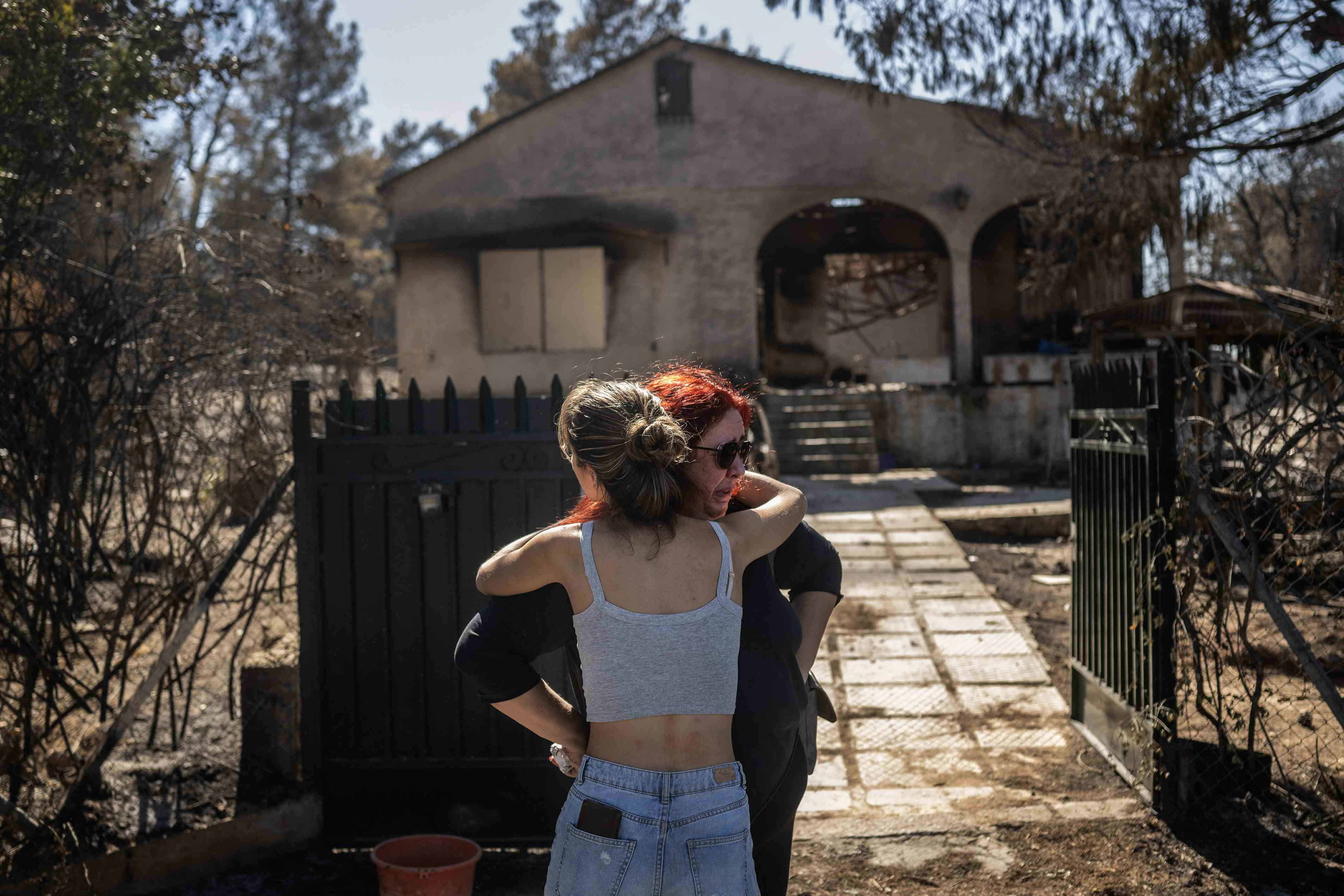 Primeros progresos de los bomberos griegos en su lucha contra el incendio cerca de Atenas